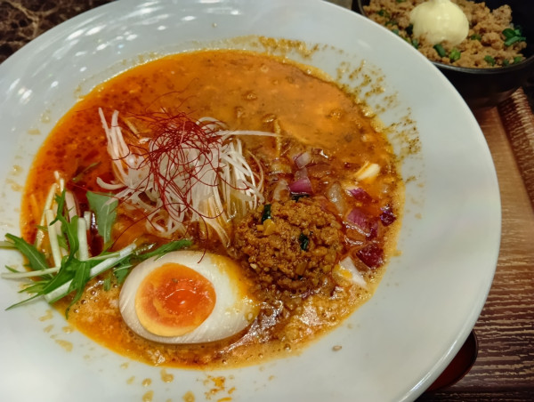 「濃厚胡麻の坦々ラーメン　サービス白髪ネギ　ピリ辛肉めし」@麺匠 竹虎 新宿店の写真