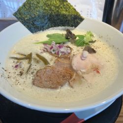 鶏豚出汁ラーメン 950円