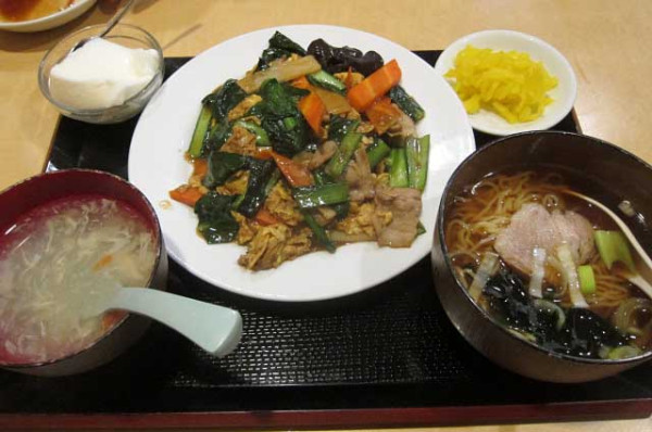 「豚肉とキクラゲの玉子炒めの定食　850円＋半ラーメン200円」@花彫酒家の写真