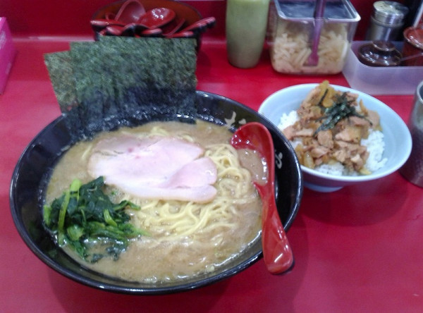「ラーメン中盛(1000円)+まぶし丼(250円)」@杉田家 千葉祐光店の写真