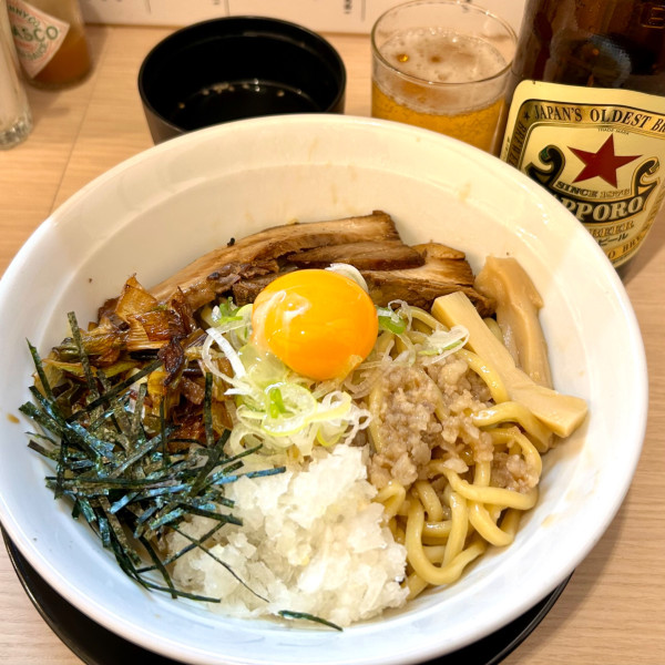 「特製旨油そば（塩・大盛り・ストレート麺）＋瓶ビール」@本郷油倶楽部の写真