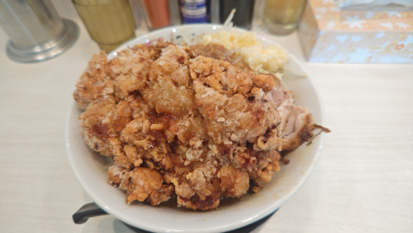 「汁なしラーメン（中）+グローブ唐揚げ」@ラーメン 豚っちの写真