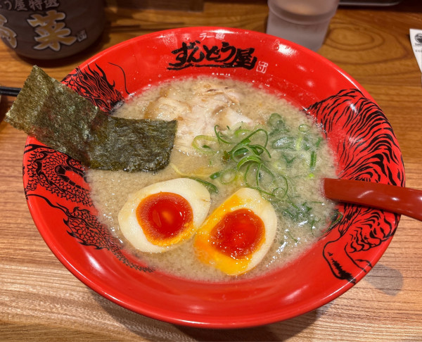 「味玉らーめん(こってり.ちぢれ麺.麺カタ)＋生搾りにんにく」@ラー麺 ずんどう屋 羽田空港第1ターミナル店の写真