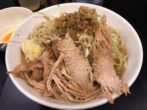 「豚らーめん(ニンニク、アブラ、ネギ、魚粉)+生玉子 850円」@豚ラーメン 蕨本店の写真