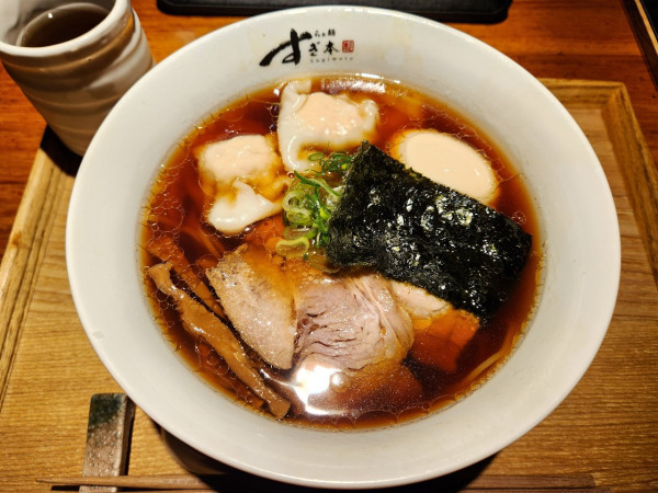 「醤油味玉らぁ麺　ワンタン2個」@らぁ麺すぎ本 丸の内店の写真