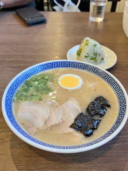 「ラーメン ピースおにぎり1個」@三代目 沖食堂の写真