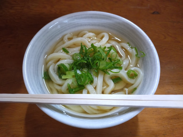 「かけうどん390円」@純手打うどん よしやの写真