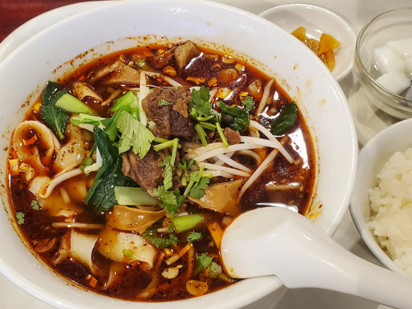 「ランチ・ピリ辛牛バラ刀削麺＋ライス」@川味坊の写真