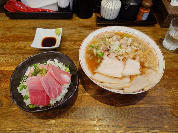 「蔵出し醤油らーめん（まったり）チャーシュートッピング＋半本鮪丼」@喜多方食堂 麺や玄 佐倉分店の写真