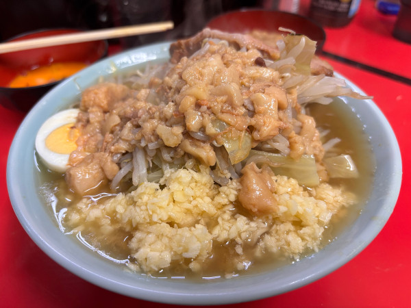 「ラーメンミニ　ブタカスアブラ、生卵」@ラーメン富士丸 東浦和店の写真