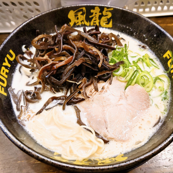 「キクラゲラーメン＋替玉無料」@とんこつラーメン博多風龍 上野店の写真