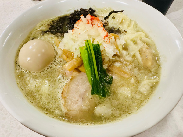 「【限定】特製背油煮干し塩らぁ麺(大)【1900円】」@ラーメン星印の写真