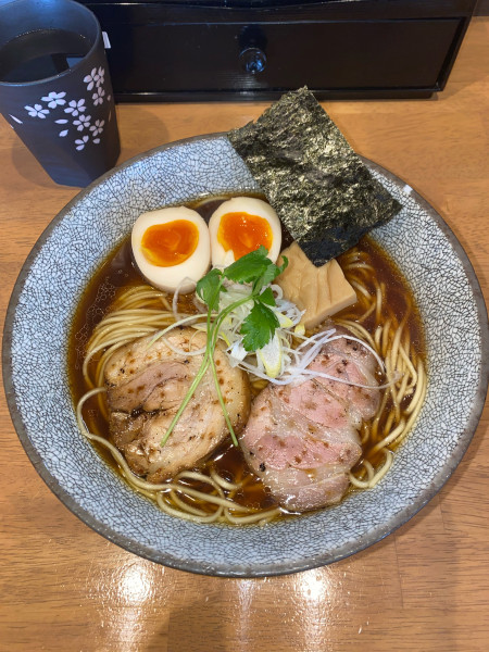 「淡麗醤油らー麺大盛り煮玉子鶏脂変更¥1,070円」@麺処 湯咲の写真