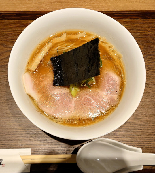 「醤油らぁ麺（1,100円）」@横浜 らぁ麺 めだか堂 横浜モアーズ店の写真