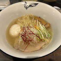 鯛塩らぁ麺「寿」1150円、味玉200円、雑炊めし150円