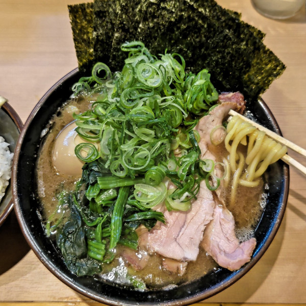 「皇綱特製ラーメン(1350円)+ライス(150円)」@輝道家直系 皇綱家の写真