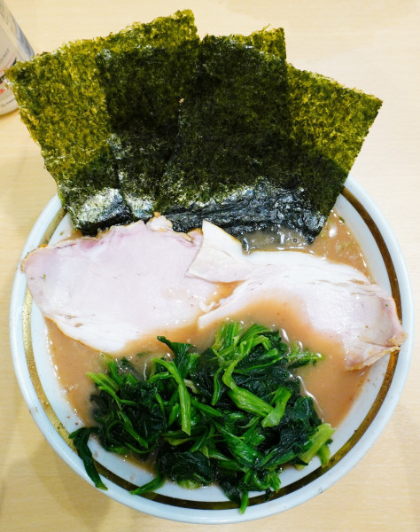 「ラーメン＋燻製玉＋青菜＋ビール」@王道家直伝 との丸家 越谷店の写真