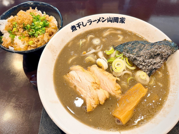 「干し豚骨ラーメンランチセット（960円）」@煮干しラーメン山岡家 荒川沖店の写真