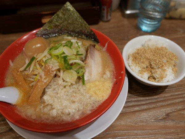 「味噌ばんから 麺硬め+生姜+ライス+サービス味玉」@旭川味噌ラーメン ばんから 上野店の写真
