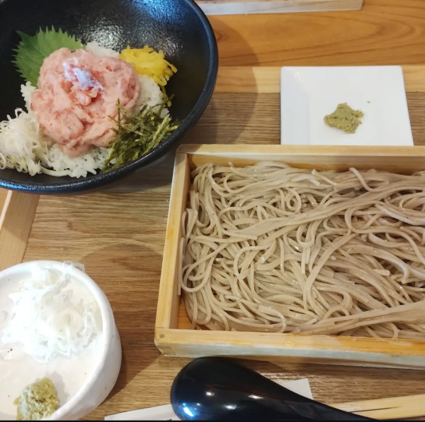 「まぐろ丼ともりそば」@中村麺兵衛 前橋箱田店の写真