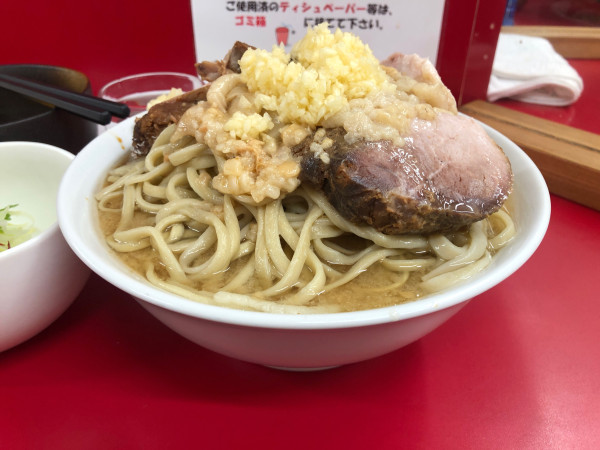 「小 ネギ、生卵 野菜抜きニンニクアブラカラメ」@ラーメン二郎 神田神保町店の写真