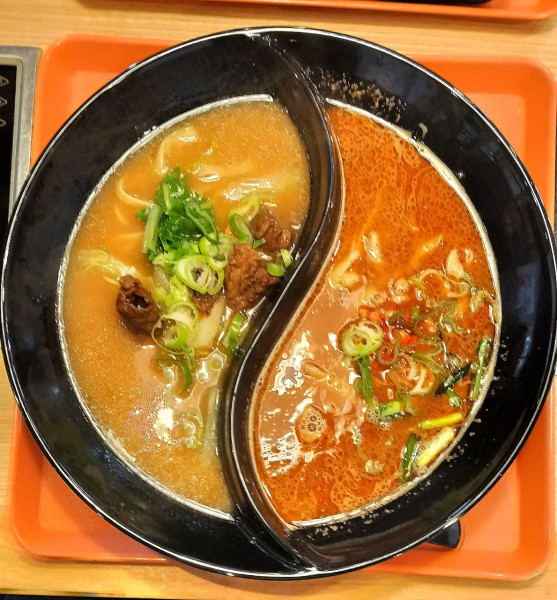 「よくばり牛骨刀削麺(麻辣＋牛肉) 1190円」@NANI 回転小火鍋 熱田六番南店の写真