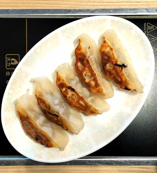 「焼き餃子 380円」@NANI 回転小火鍋 熱田六番南店の写真