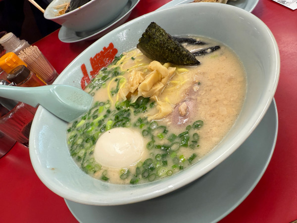 「プレミアム塩とんこつラーメン」@ラーメン山岡家 鶴ヶ島店の写真