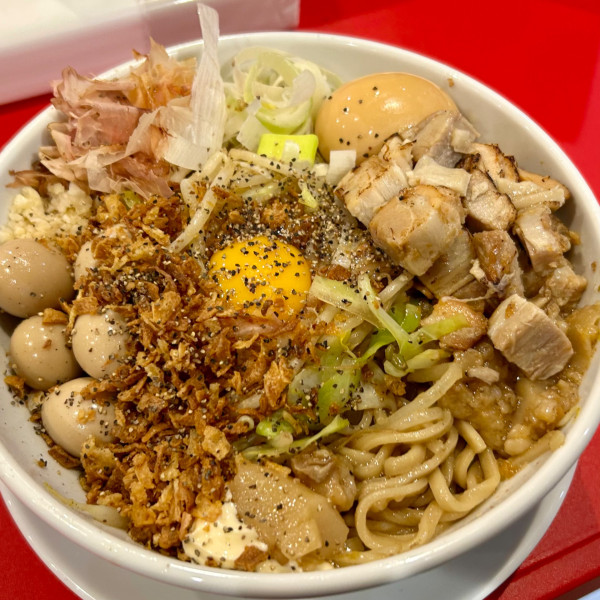 「汁無し（ニンニク・アブラマシ・マヨネーズ）＋うずら＋味玉」@豚ノヴァ 零 神田水道橋店の写真