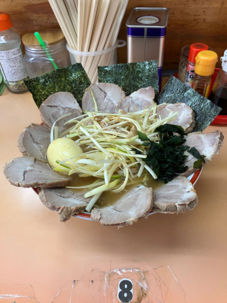 「ネギダブルチャーシュー麺中盛り　ライス」@ニューラーメンショップの写真