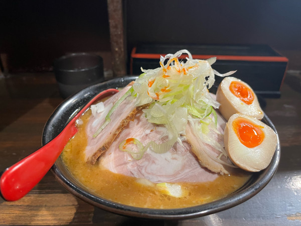 「味玉辛味噌チャーシュー+大盛、チャーシュー1枚」@麺処 花田 池袋店の写真