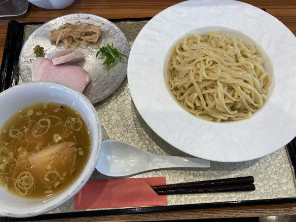 「塩つけ麺（大盛り）＋吊るし焼きチャーシュー」@彩とりの写真