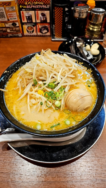 「黄金の味噌ラーメン＋もやしとスラ玉と🧄絞り」@らあめん花月嵐 大宮三橋店の写真