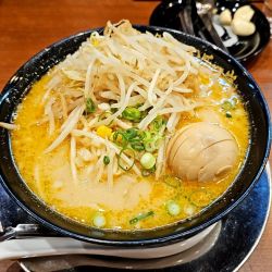 黄金の味噌ラーメン＋もやしとスラ玉と🧄絞り