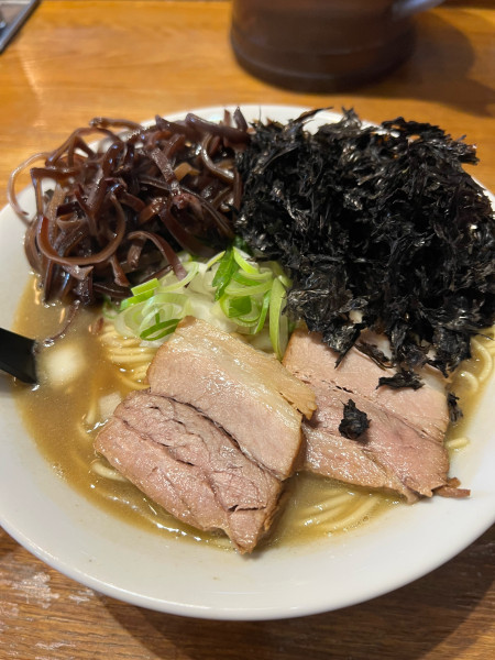 「煮干しそば➕岩のり➕きくらげ」@中村屋総本山の写真