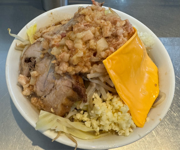 「ラーメン＋チーズ､タマネギ､つけあぶら」@夢の一歩 蕨店の写真