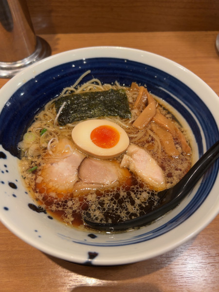 「こく旨醤油ラーメン　890円」@麺処直久 新橋店の写真