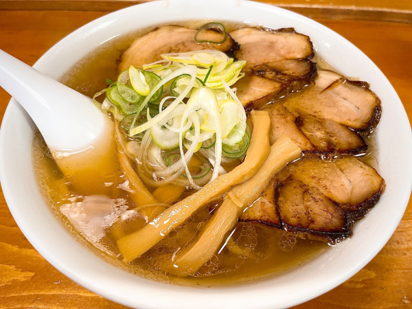 「豚バラチャーシューメン（950円）」@手打ちらーめん かえでの写真