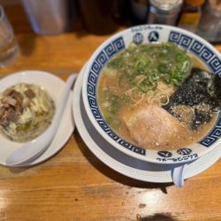 ラーメン(バリカタ)900円Cセット(半チャーハン)300円