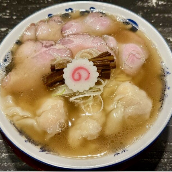 海老ワンタン麺（1330円）