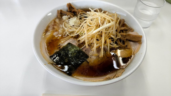 「ネギバラチャーシューメンマ（特盛）」@みんみんラーメンの写真