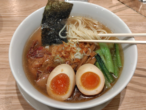 「味玉塩そば（MIXチャーシュー)·白飯」@麺や みかんの写真