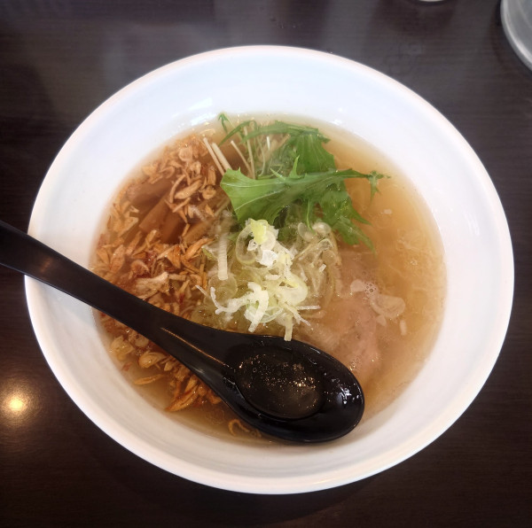 「塩らぁ麺(麺少なめ、900円)」@らぁ麺 金萬の写真