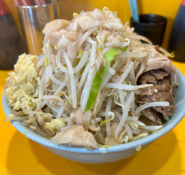 「小ラーメン 生卵 ショウガ 1000+100+100円」@ラーメン二郎 八王子野猿街道店2の写真
