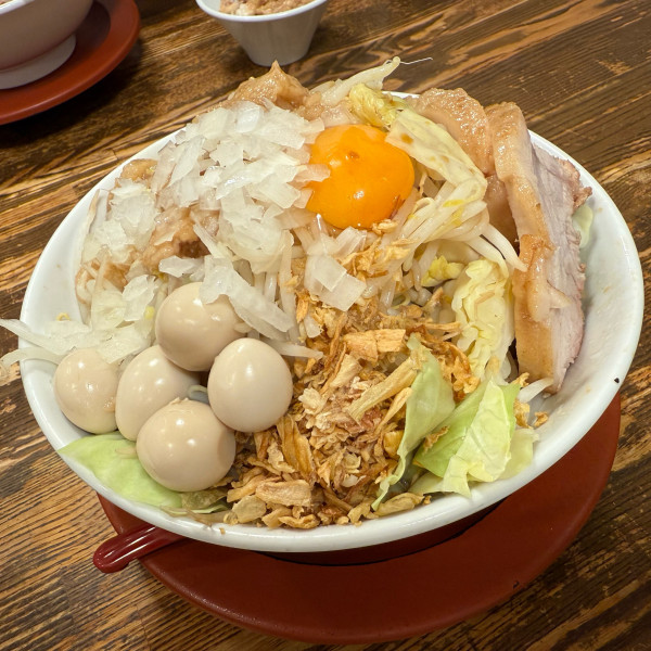 「大ラーメン麺硬め・汁なしに変更・うずら5個『コール』 ニンニクマ」@ラーメン百人力 西川口店の写真