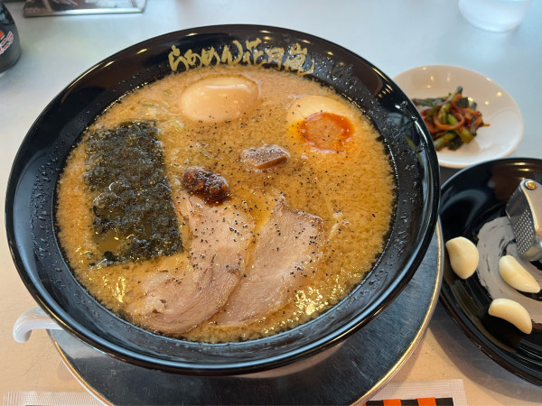 「嵐げんこつらあめん＋味玉(クーポン)＋壺ニラ＋ニンニク」@らあめん花月嵐 西原町店の写真