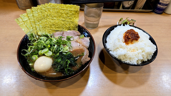 「特製ラーメン並・ライス」@横浜家系らーめん 武道家 賢斗の写真