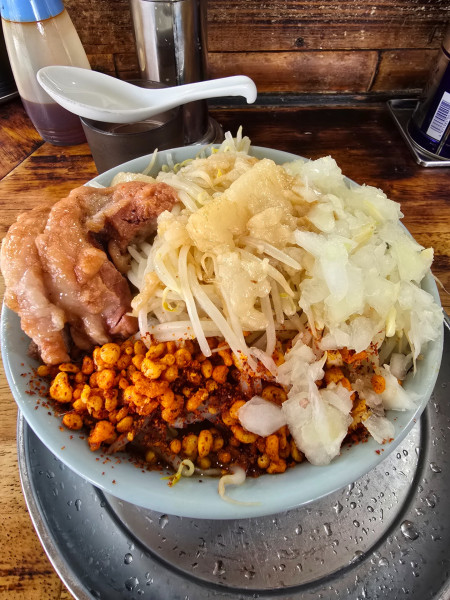 「小ラーメン　たまねぎ　アブラ　カラメ　辛あげ」@麺でる 多摩センター店の写真