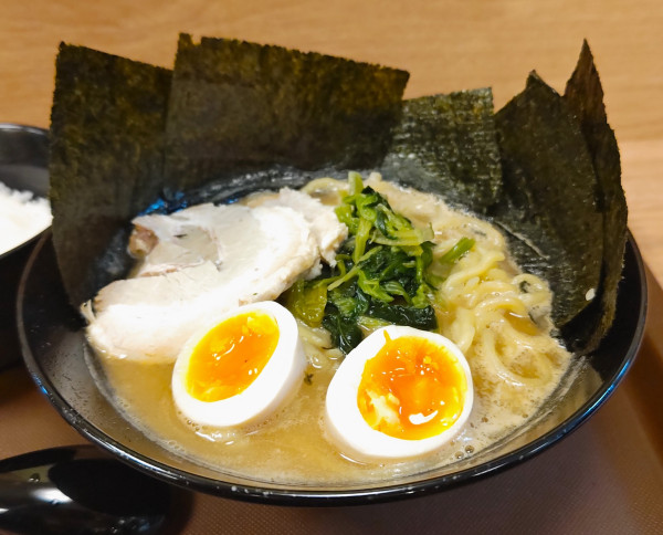 「醤油豚骨SPラーメン（￥1,080）+無料ごはん」@匠そばの写真