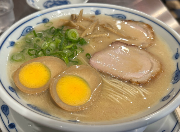 「東京とんこつらーめん+味玉+サービス半ライス」@らーめん英 下高井戸店の写真